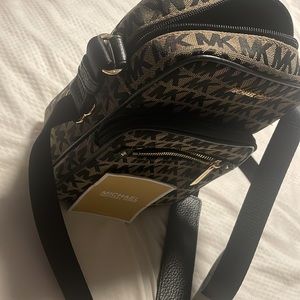 MICHAEL KORS LOGO TRAVEL BAG